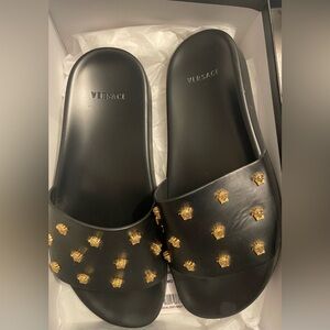 Original Versace slippers
Sandal slides
Flat black versace original